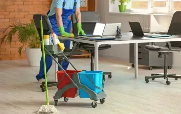 Nettoyage de bureaux modernes à Paris 8e
